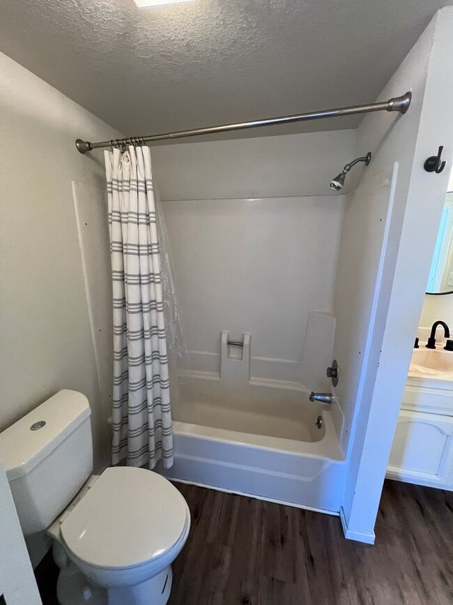Building Photo - Charming 2-bedroom, 1.5-bathroom