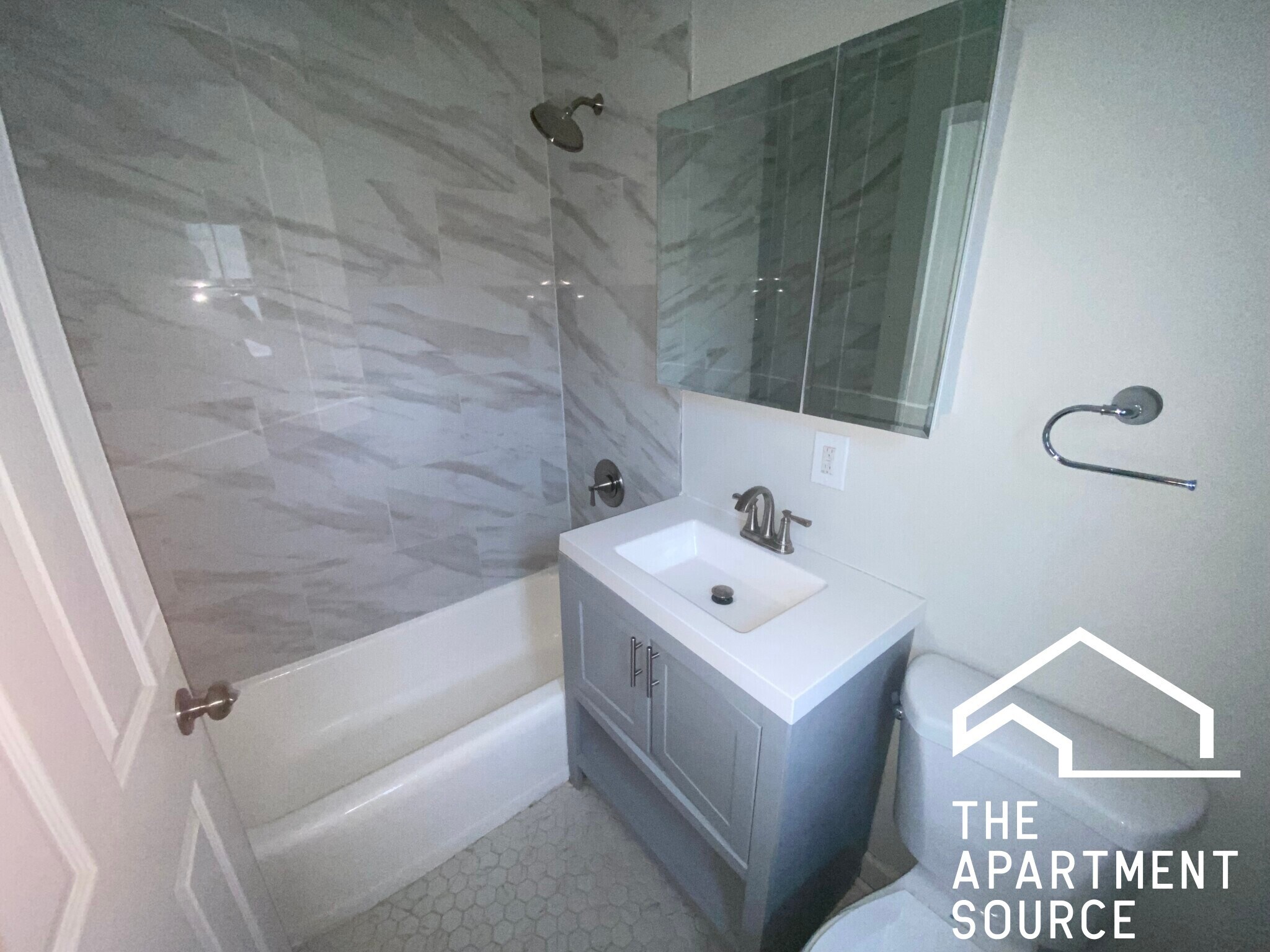 Building Photo - 1321 W Sherwin Ave