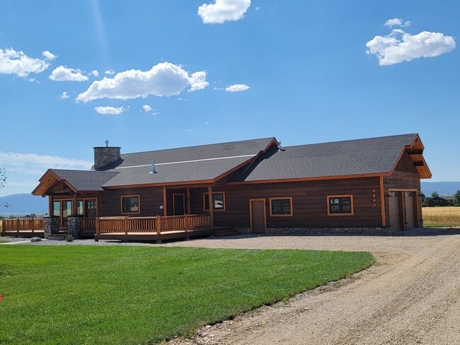 Building Photo - Spacious & Elegant 3-Bedroom Home – Flexible lease term.