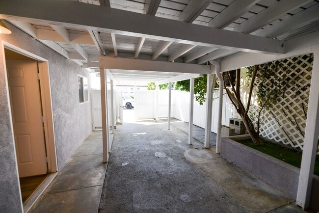 Building Photo - 1006 S El Camino Real