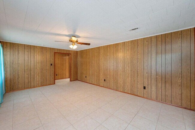Building Photo - Charming brick home ready for move in!