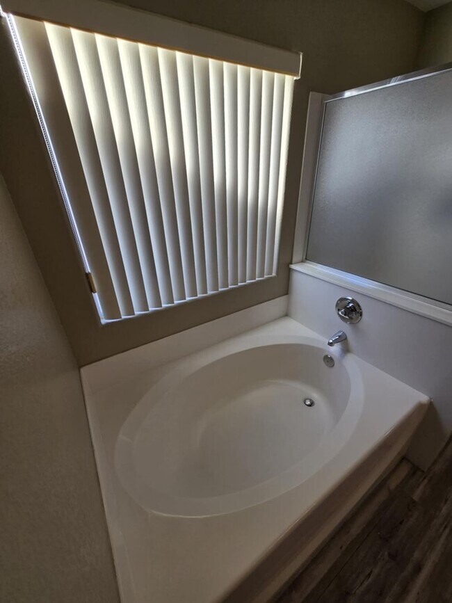 Building Photo - Great open floorplan with 3 bedrooms + Loft