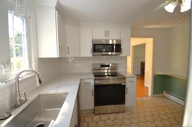Building Photo - 18 Overbrook Rd