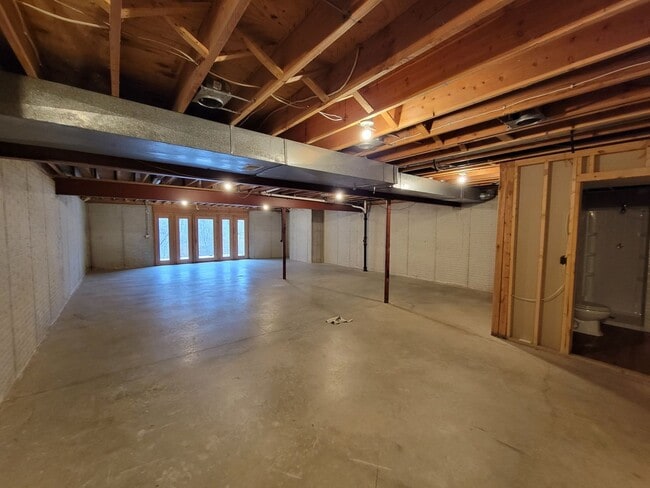 Building Photo - Upscale and Spacious Cedar Falls House for...