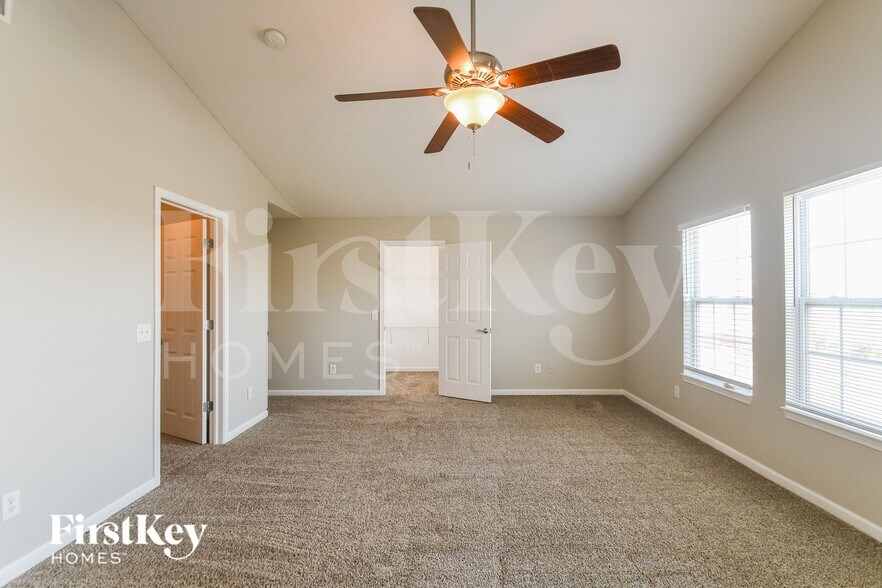 Building Photo - 8728 N Springview Dr