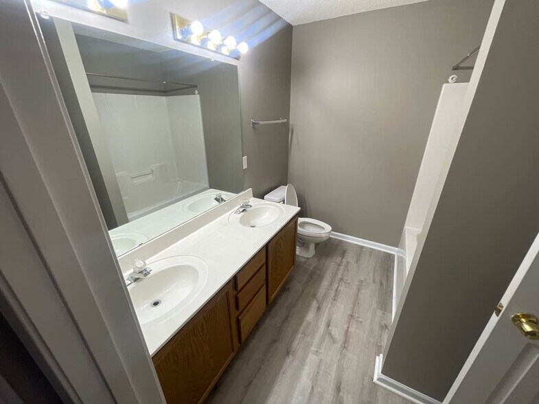 Building Photo - Room in Townhome on Petrea Ln