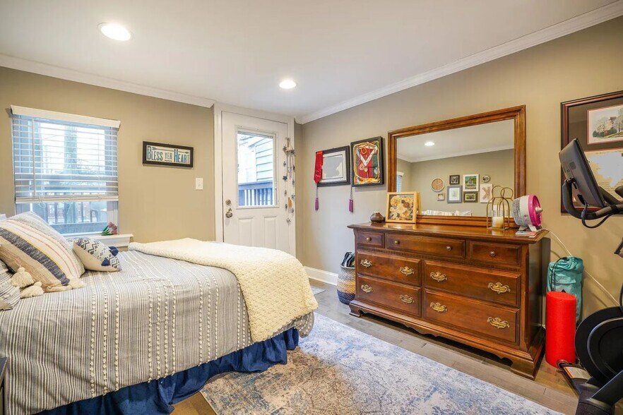 Building Photo - 22 E Heath St