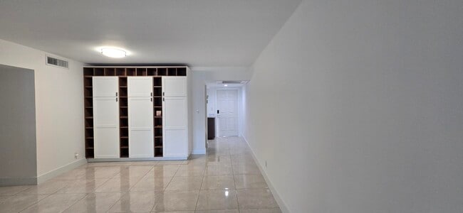 Building Photo - 3300 N Palm Aire Dr