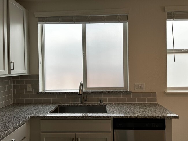 Building Photo - 1 BED 1 BATH JR ADU 2 months Free rent is applied to the 2nd month and the last month.