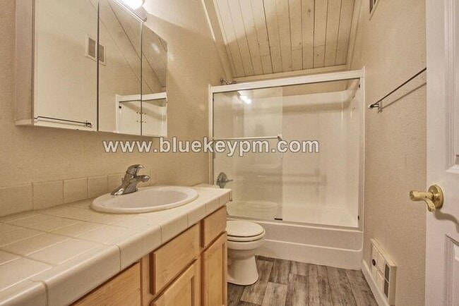 Building Photo - 2 Bed, 2 Bath Home - 1 Bed or Office and Bath on Main Floor