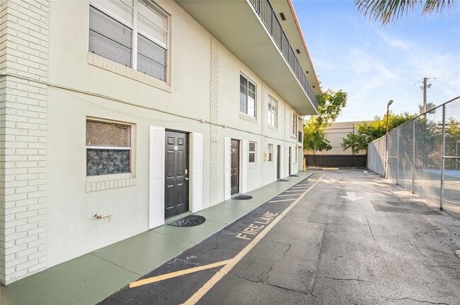 Building Photo - 811 W Oakland Park Blvd