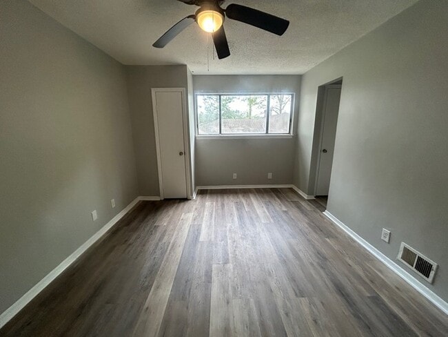 Building Photo - 240 Jamil Rd