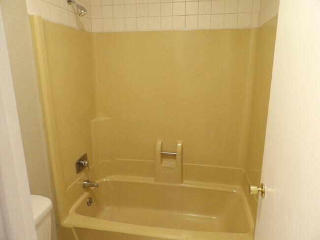 Building Photo - 176 Landings Dr