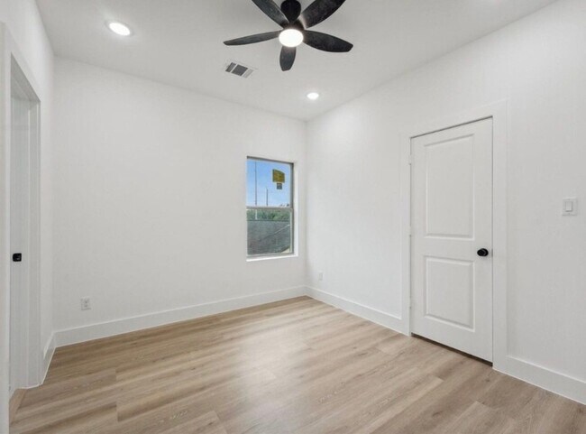 Building Photo - 7418 Maxroy St