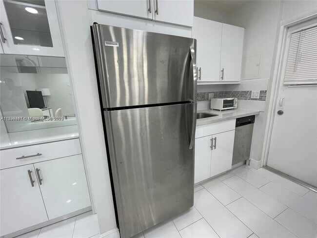 Building Photo - 1407 NE 56th St