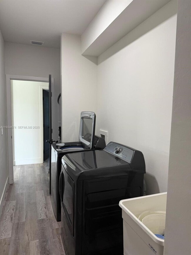 Building Photo - 710 Bedford Point Ave