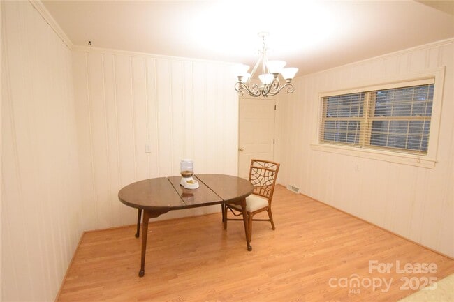 Building Photo - 640 Miramar St NE