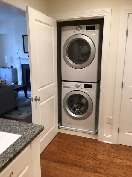 Building Photo - 8 Sherwood St