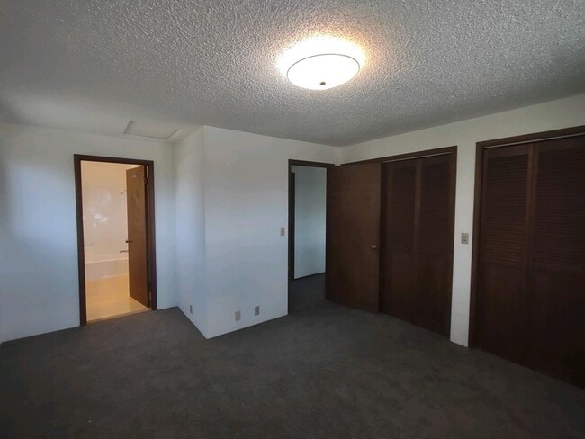 Building Photo - Large 2+ bedroom 2.5 bath home with large ...