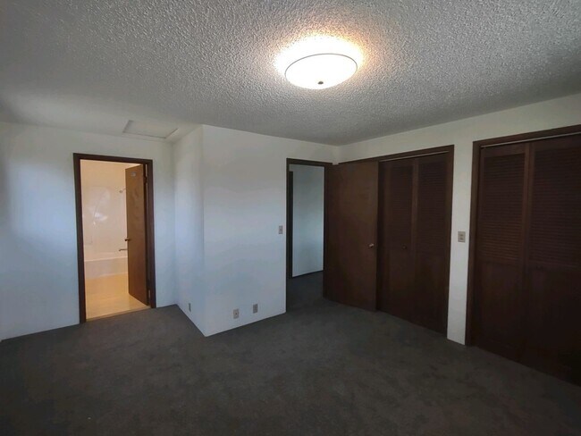 Building Photo - Large 2+ bedroom 2.5 bath home with large attached garage