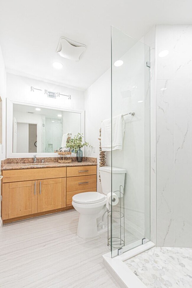 Building Photo - Newly Renovated 3 Bedroom Pool Home in Des...