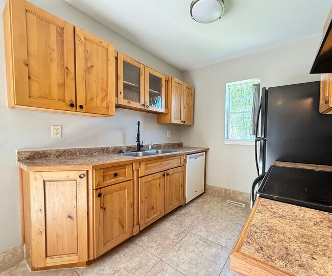 Building Photo - 3 Bedroom Home with Private Upstairs Suite