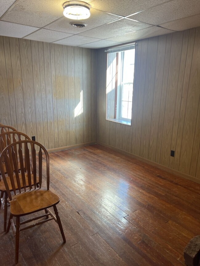 Building Photo - 736 1/2 Massachusetts St