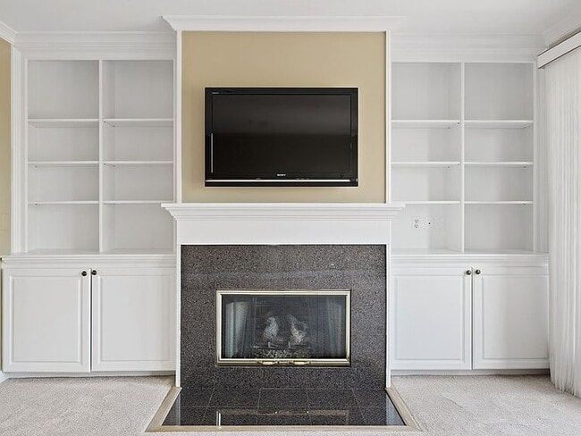 Building Photo - "Charming 2-Bed, 2-Bath Retreat in Northfield's Arbor Lane Oasis!"