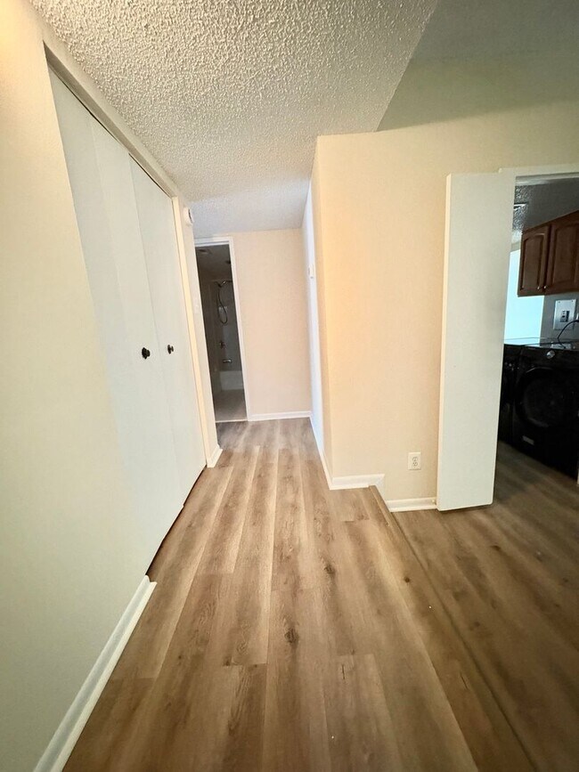 Building Photo - Bright And Cozy 2 Bed 1 Bath Condo With Pa...