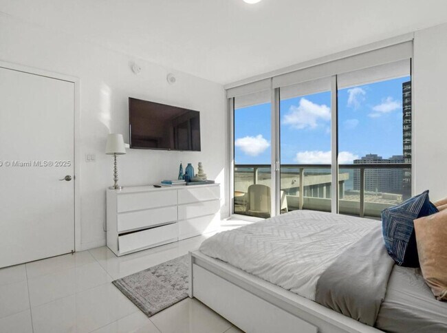 Building Photo - 481 Brickell Ave