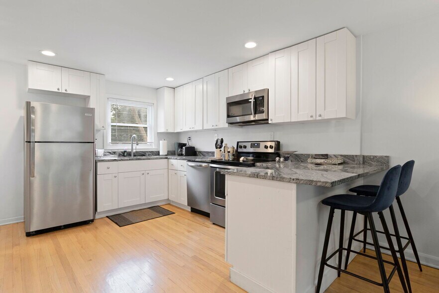 Building Photo - 1003 W 38th St