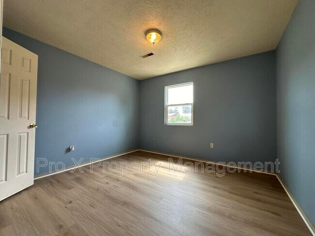 Building Photo - 121 Elm St