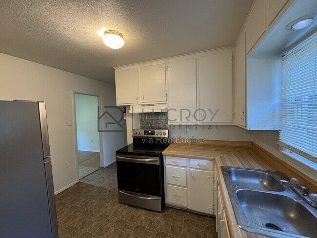Building Photo - 2716 Woodside Dr