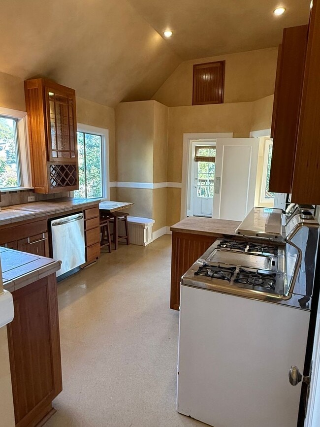 Building Photo - Great 2 Bedroom Rental Home in Crocker Highland District