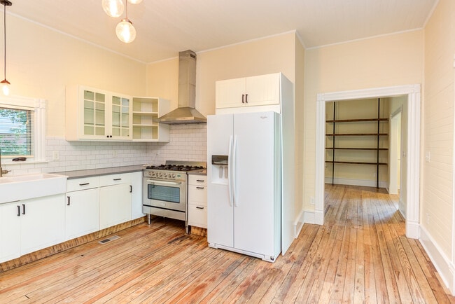 Building Photo - 510 Oakwood Ave