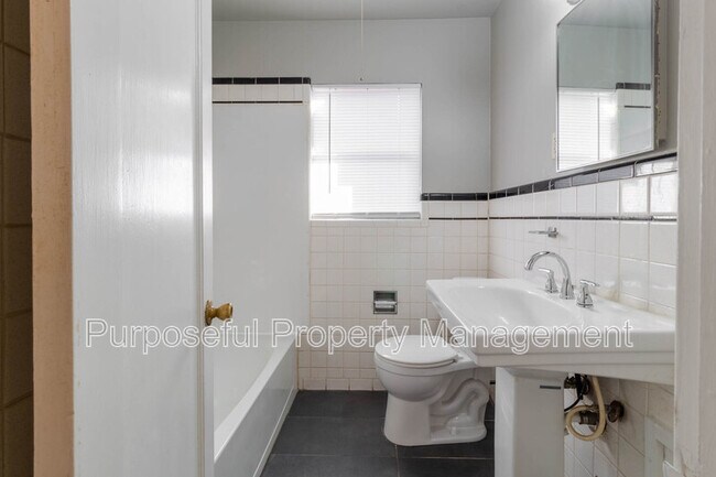 Building Photo - 3808 N Drexel Blvd