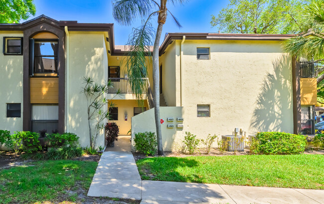 Building Photo - 4527 Carambola Cir S