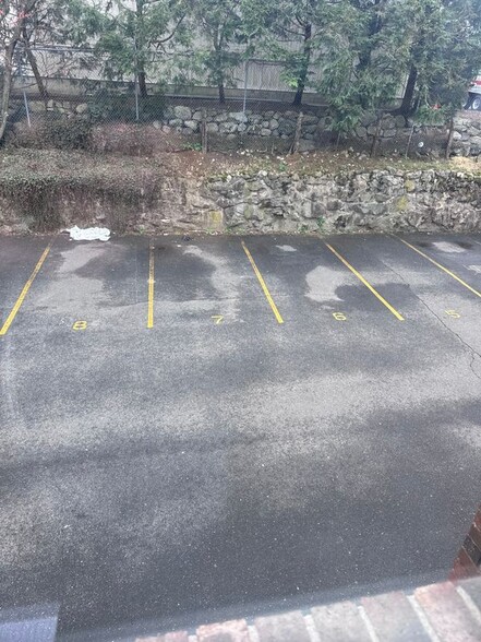 Building Photo - 155 W Cedar St