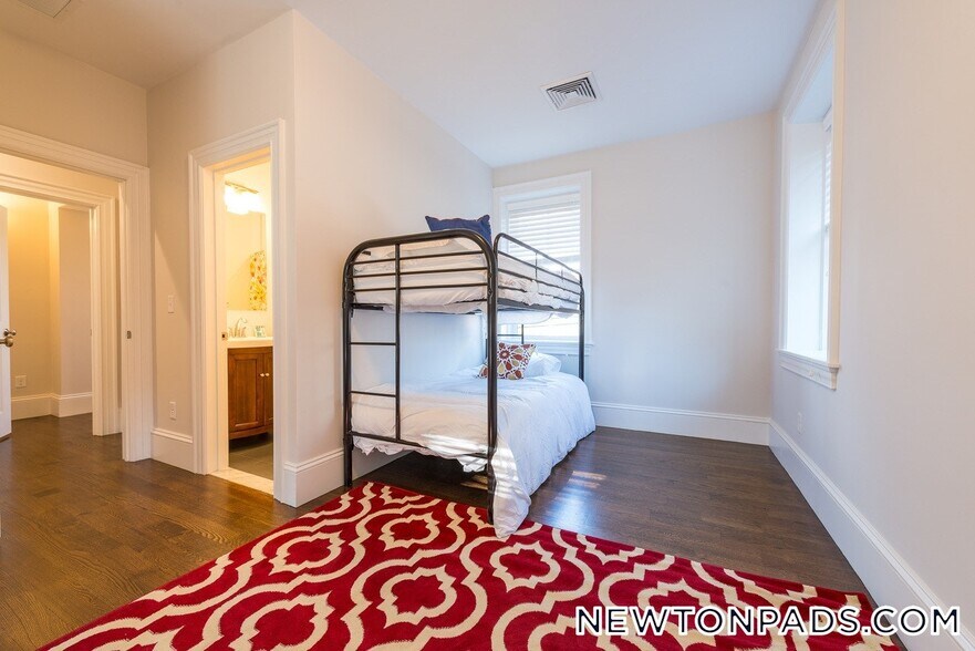 Building Photo - 2044 Beacon St