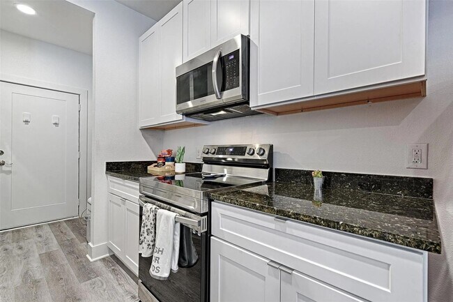 Building Photo - Modern 3BR/2BA Home with Washer/Dryer and ...