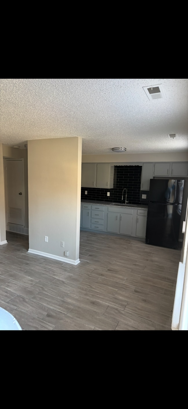 Building Photo - Bonner Springs Apartment Complex