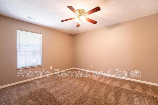 Building Photo - 322 Hawthorne Oaks Way