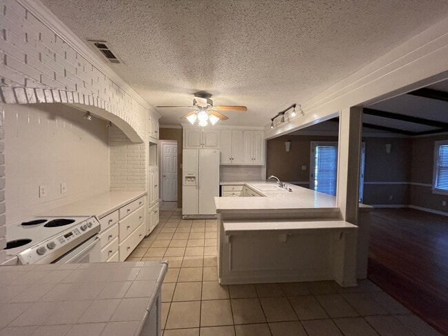 Building Photo - 2206 Briarcliff Dr