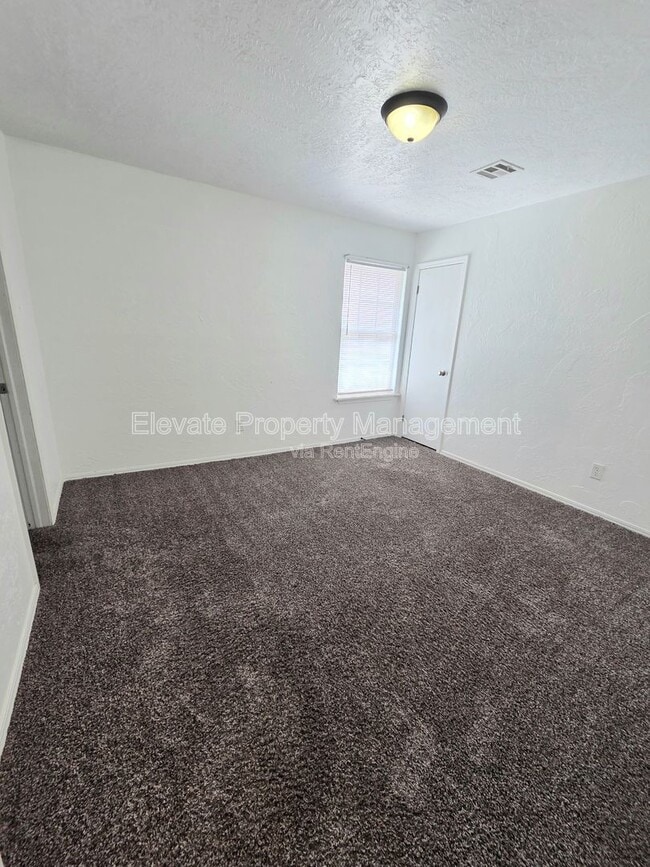 Building Photo - 530 Westwood Ct