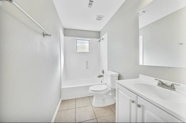 Building Photo - Spacious home for rent.