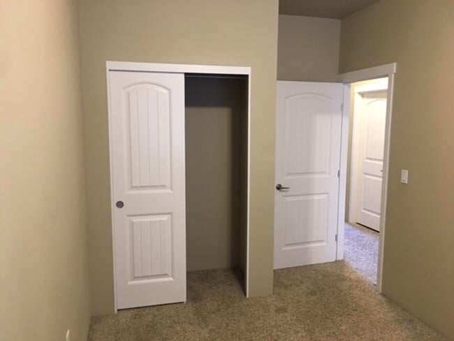 Building Photo - 3 LEVEL CONDO W/ UPGRADES, GARAGE/ FENCED ...