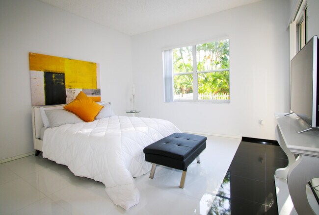 Building Photo - 661 Lake Wellington Dr