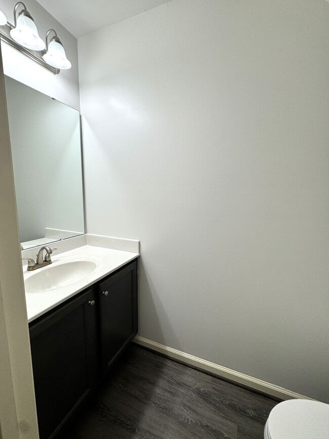 Building Photo - Beautiful Townhome with a Spacious Layout!