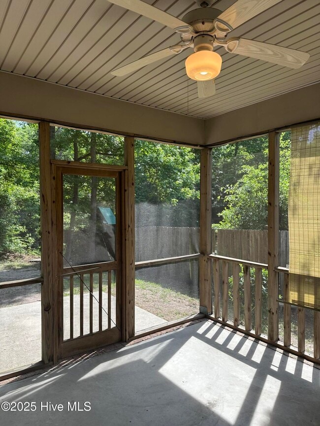 Building Photo - 8854 Plantation Landing Dr