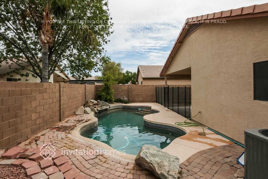 Building Photo - 2304 E Pinto Dr
